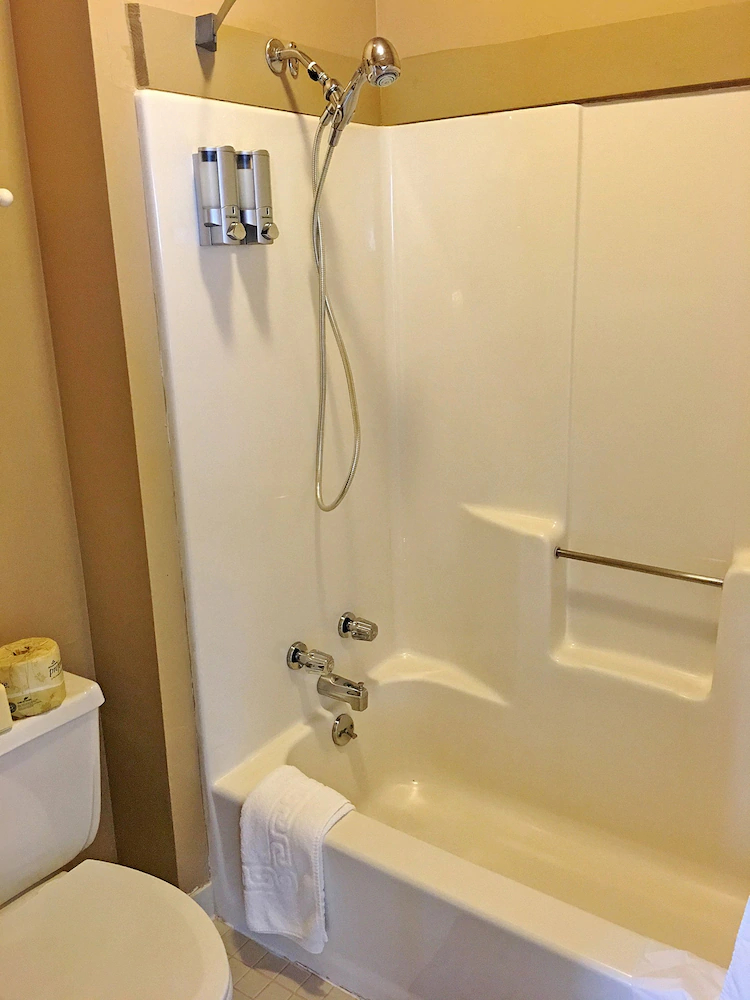 Highland Lake Inn & Resort - Flat Rock