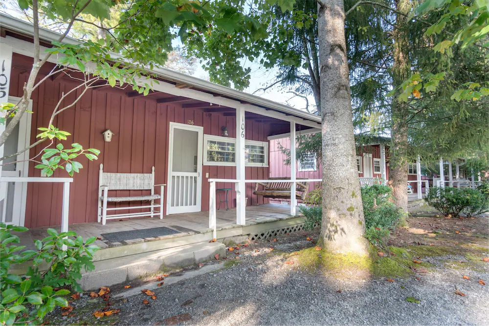 Highland Lake Inn & Resort - Flat Rock