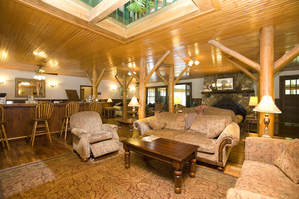 Highland Lake Inn & Resort - Flat Rock