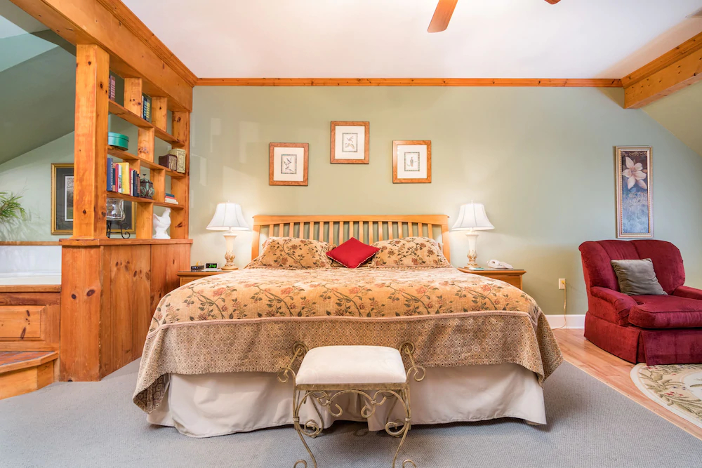 Highland Lake Inn & Resort - Flat Rock