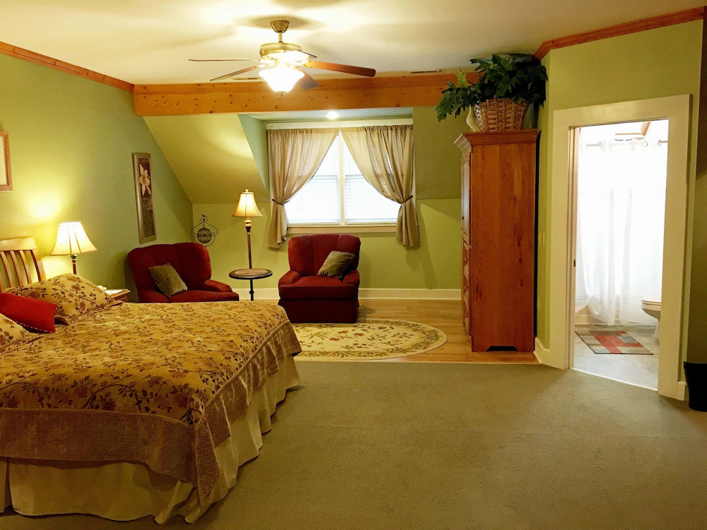 Highland Lake Inn & Resort - Flat Rock