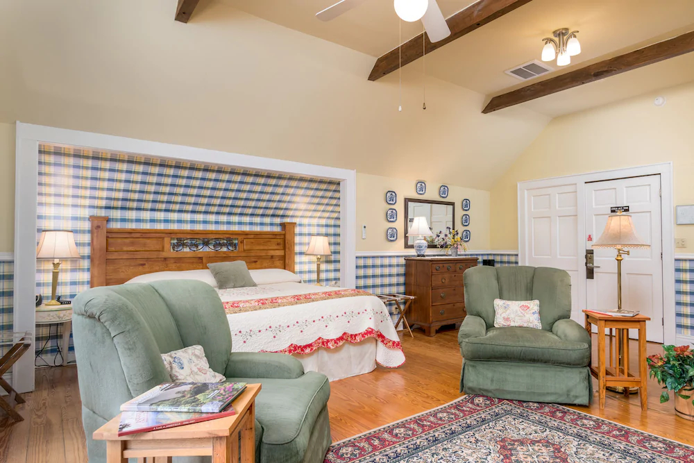Highland Lake Inn & Resort - Flat Rock
