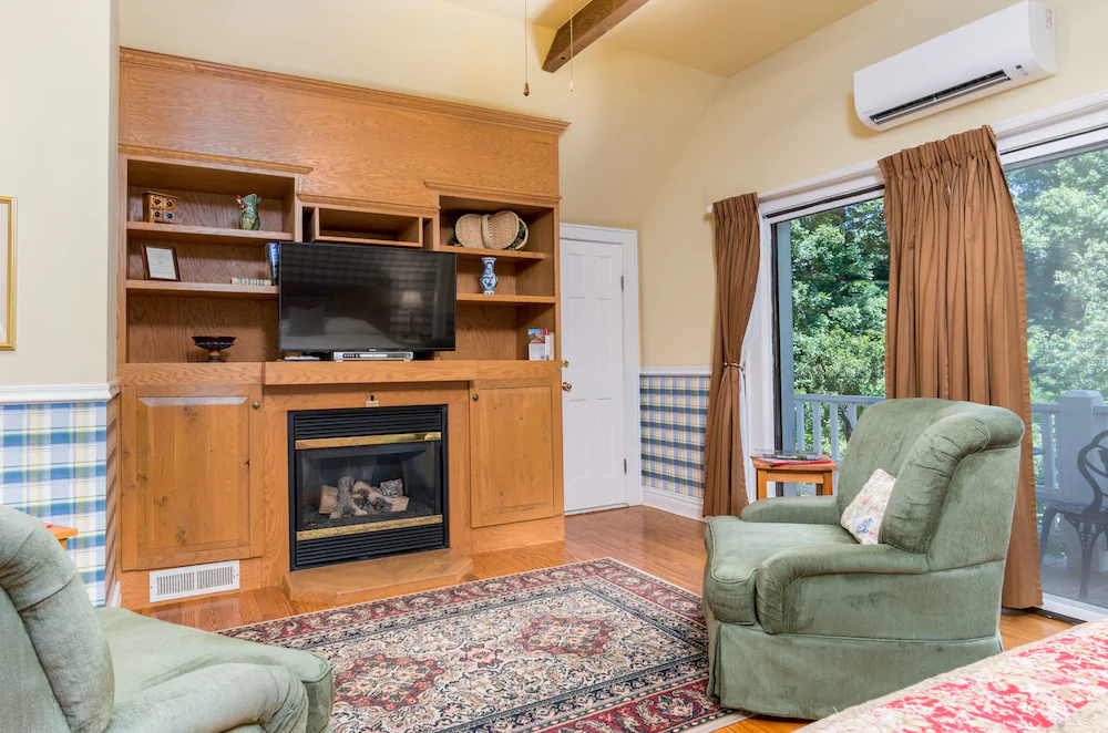 Highland Lake Inn & Resort - Flat Rock