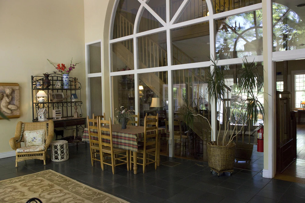 Highland Lake Inn & Resort - Flat Rock