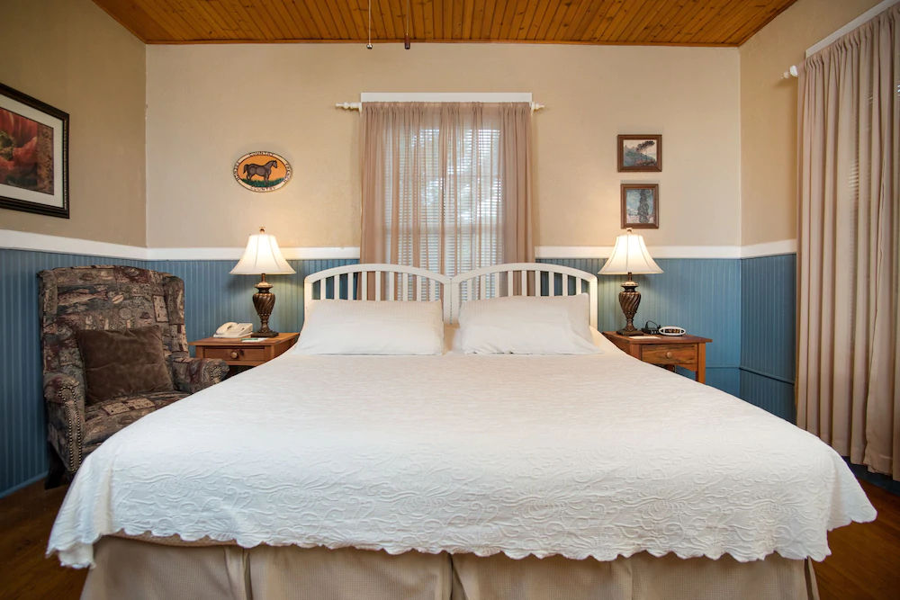 Highland Lake Inn & Resort - Flat Rock