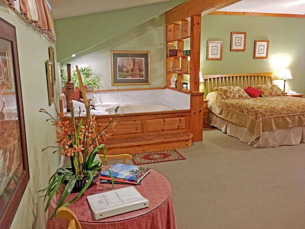 Highland Lake Inn & Resort - Flat Rock
