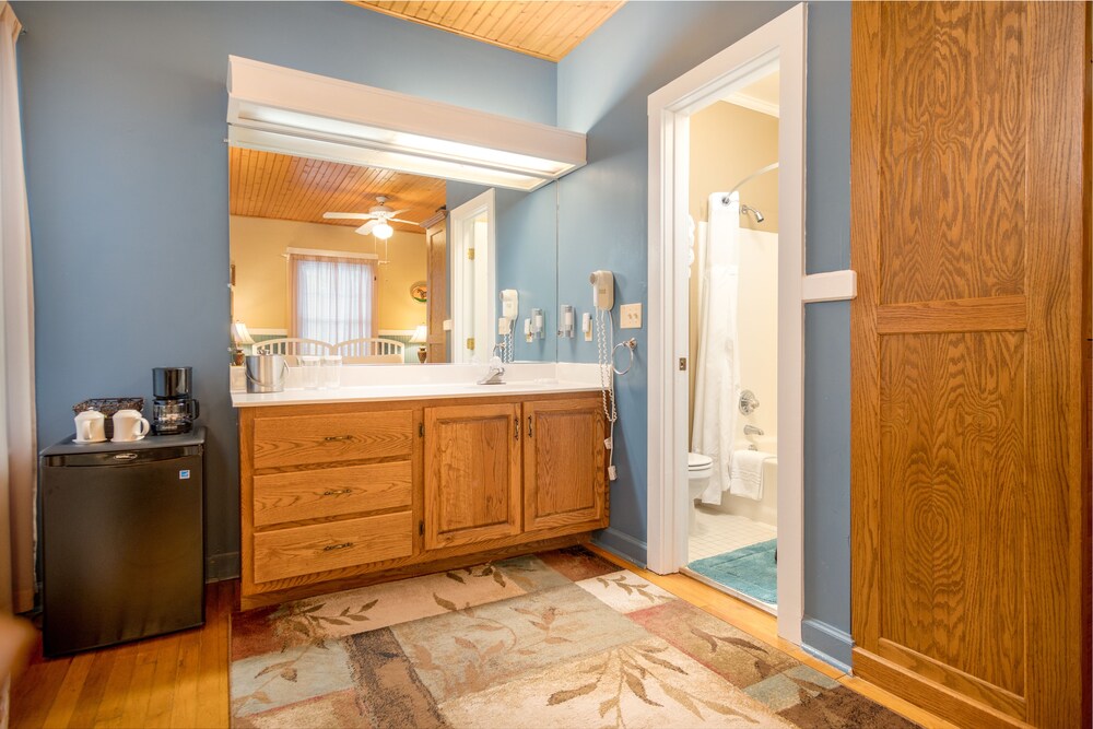 Highland Lake Inn & Resort - Flat Rock