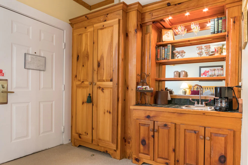 Highland Lake Inn & Resort - Flat Rock