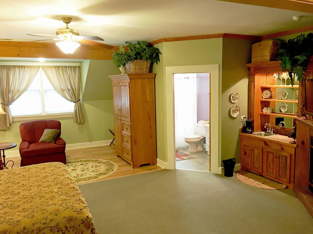 Highland Lake Inn & Resort - Flat Rock