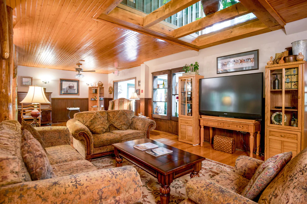 Highland Lake Inn & Resort - Flat Rock