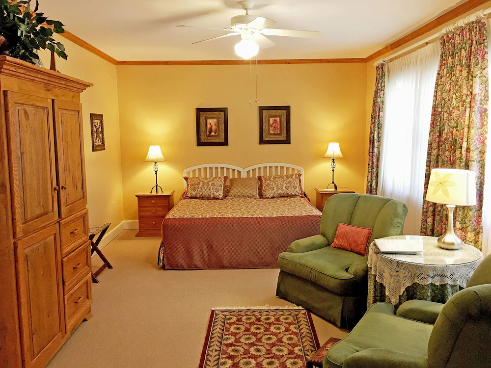 Highland Lake Inn & Resort - Flat Rock
