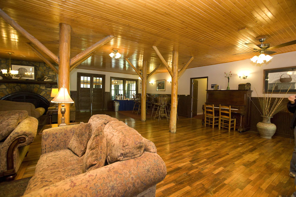 Highland Lake Inn & Resort - Flat Rock