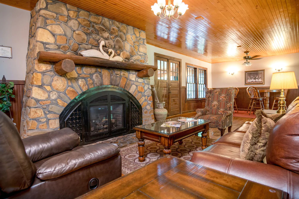 Highland Lake Inn & Resort - Flat Rock