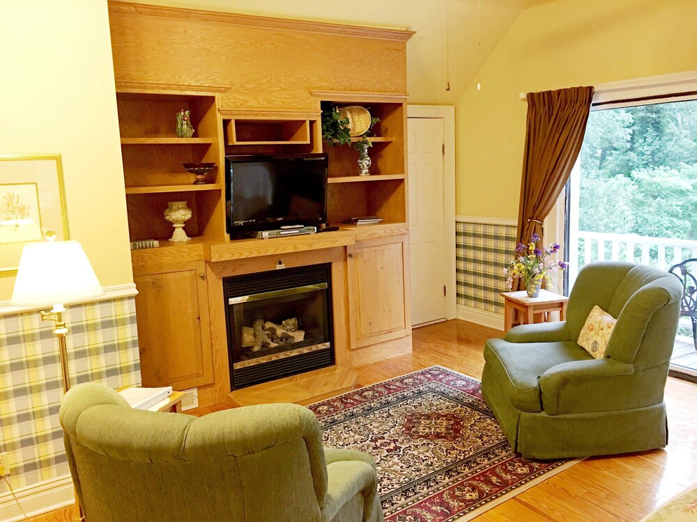 Highland Lake Inn & Resort - Flat Rock