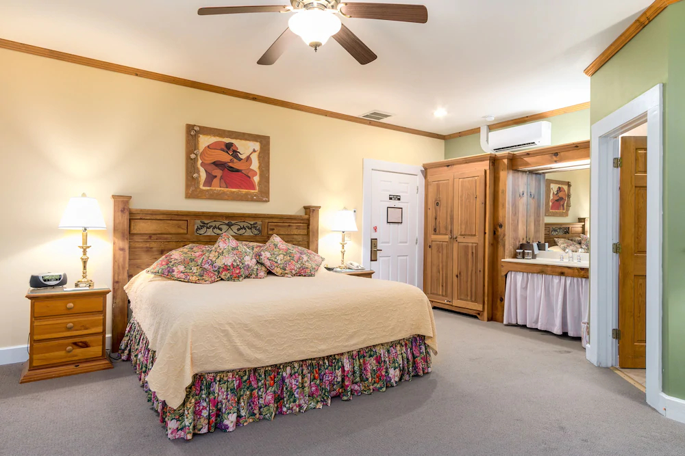 Highland Lake Inn & Resort - Flat Rock