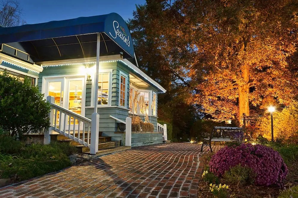 Highland Lake Inn & Resort - Flat Rock