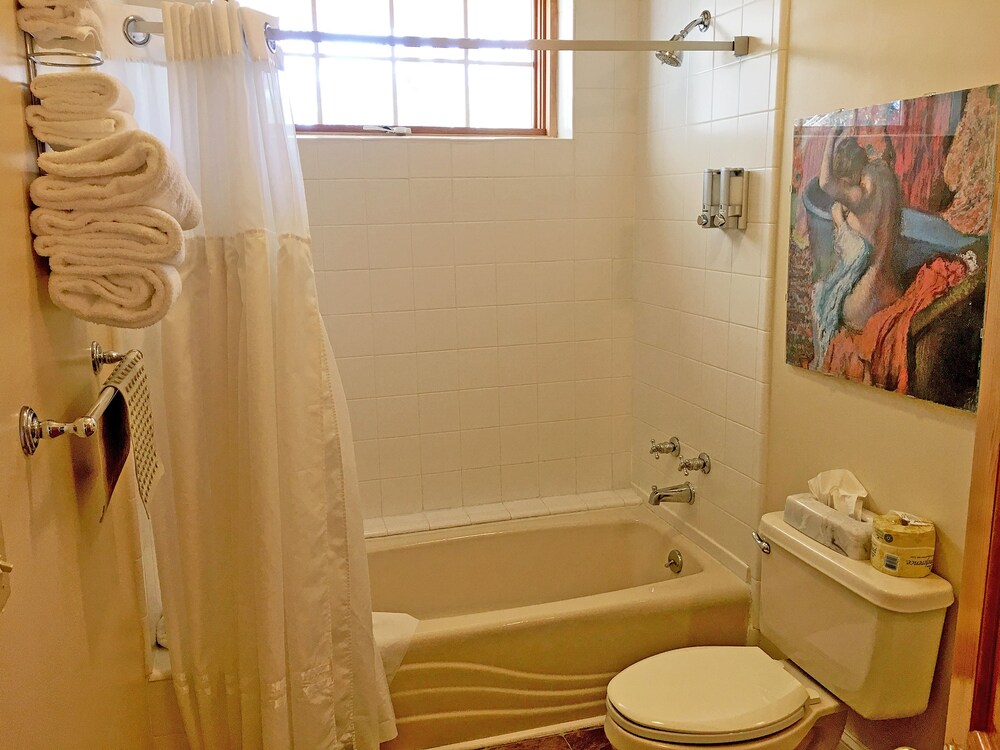 Highland Lake Inn & Resort - Flat Rock