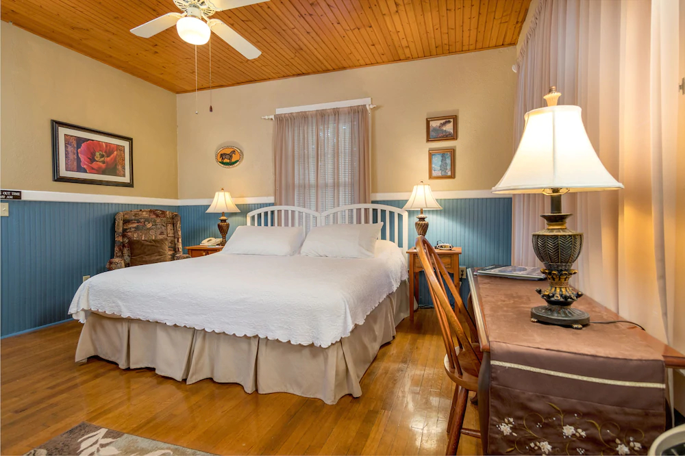 Highland Lake Inn & Resort - Flat Rock