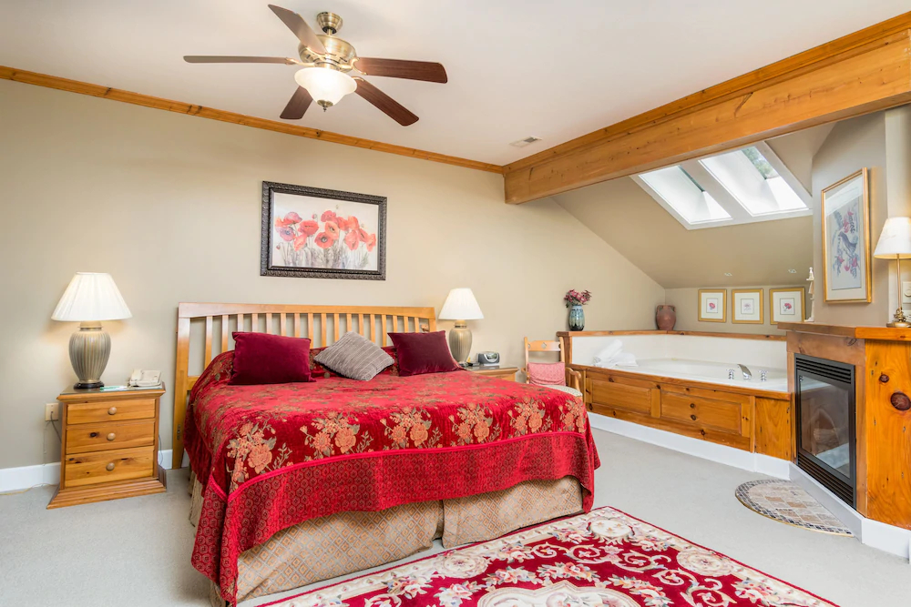 Highland Lake Inn & Resort - Flat Rock