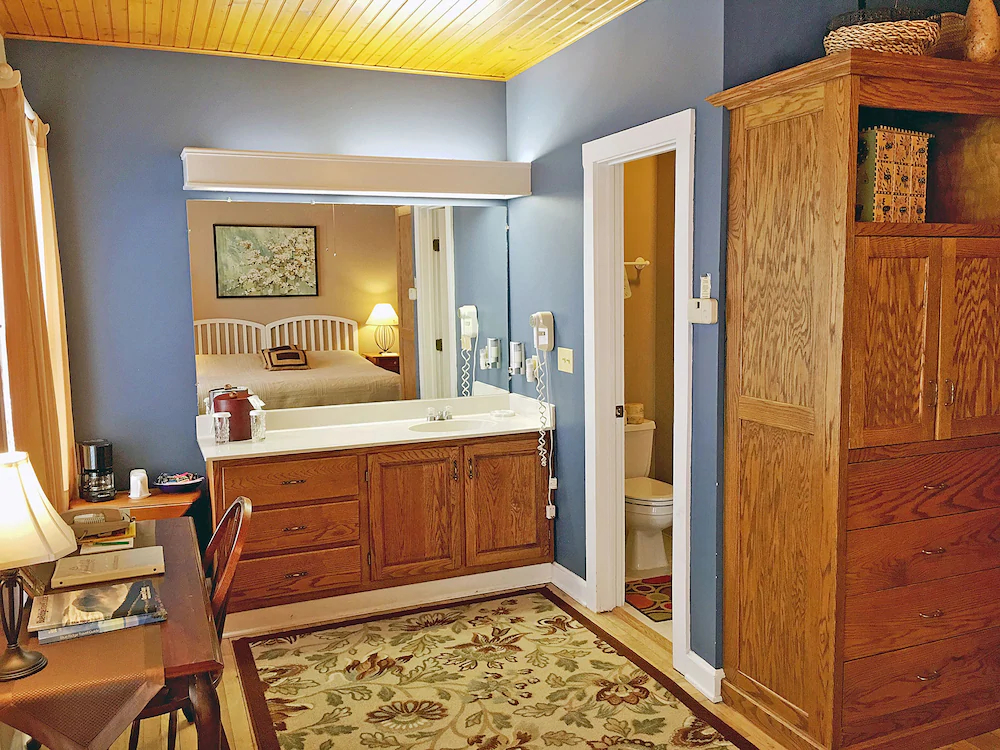 Highland Lake Inn & Resort - Flat Rock