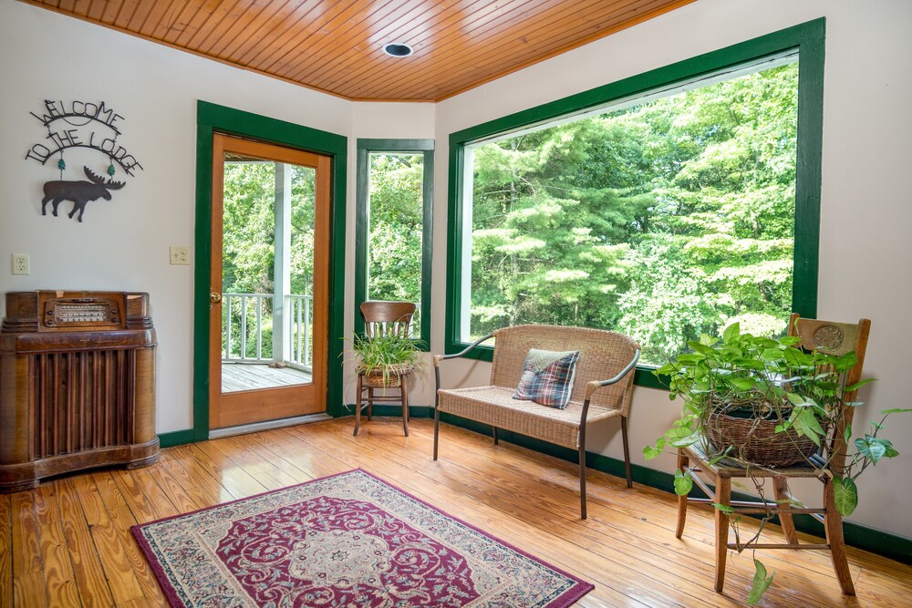 Highland Lake Inn & Resort - Flat Rock
