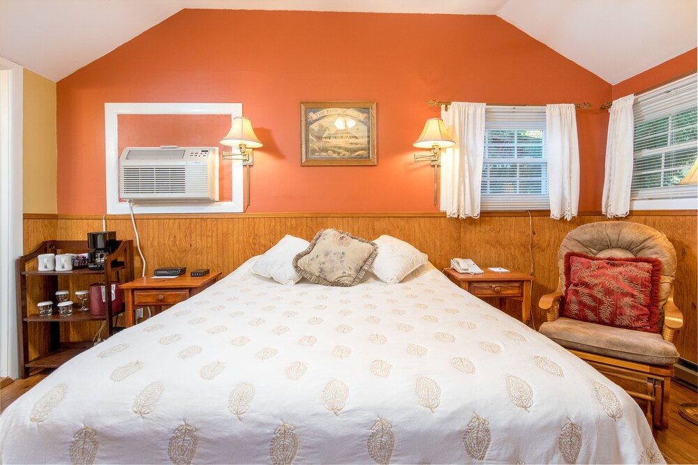 Highland Lake Inn & Resort - Flat Rock