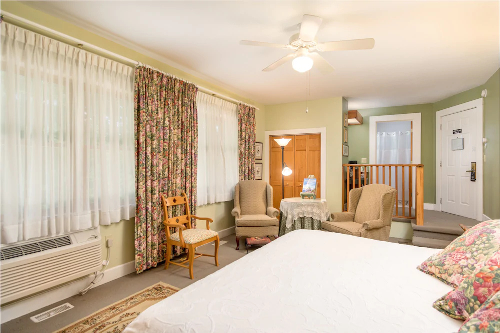 Highland Lake Inn & Resort - Flat Rock