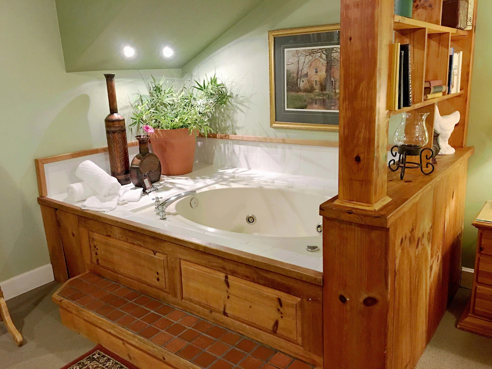 Highland Lake Inn & Resort - Flat Rock