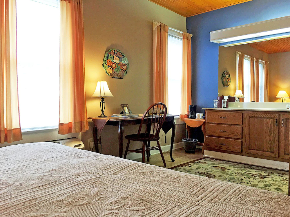 Highland Lake Inn & Resort - Flat Rock