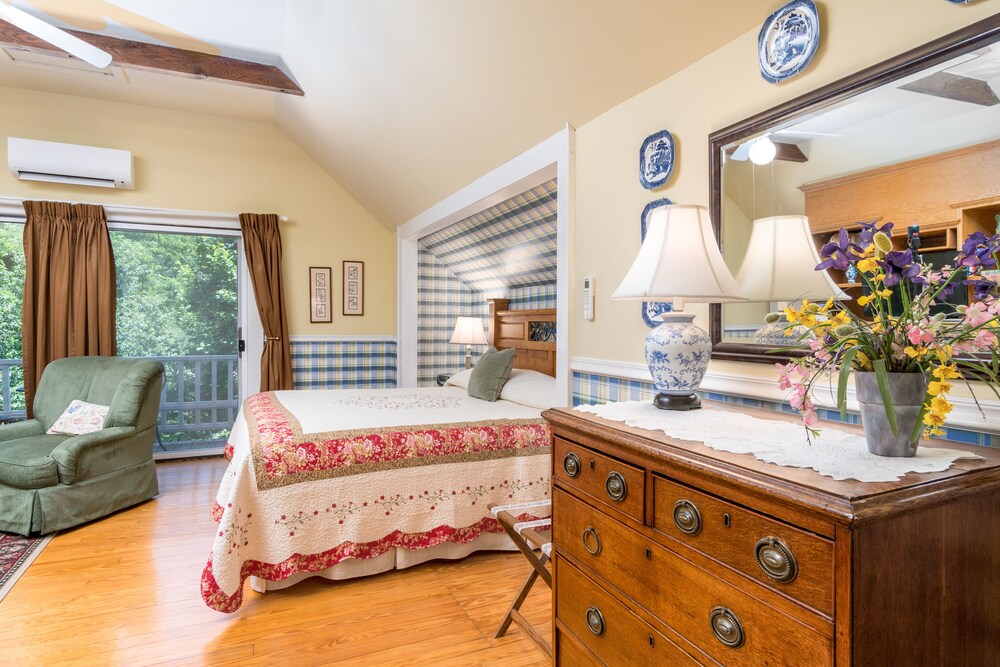 Highland Lake Inn & Resort - Flat Rock
