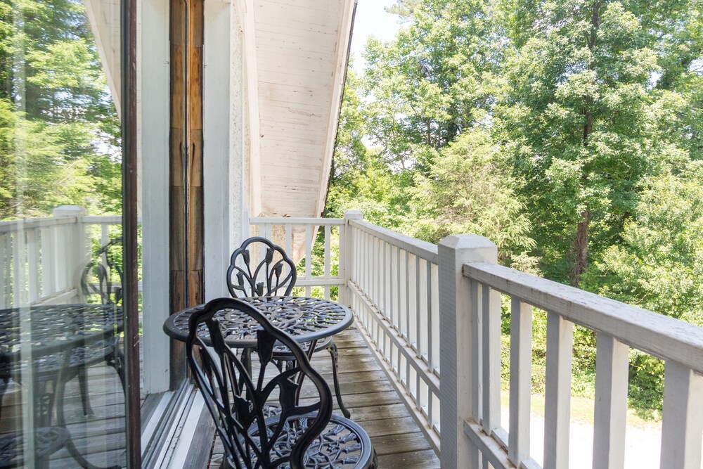 Highland Lake Inn & Resort - Flat Rock