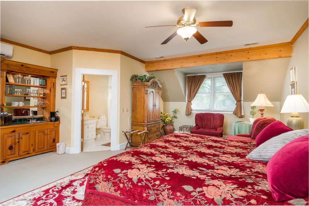 Highland Lake Inn & Resort - Flat Rock