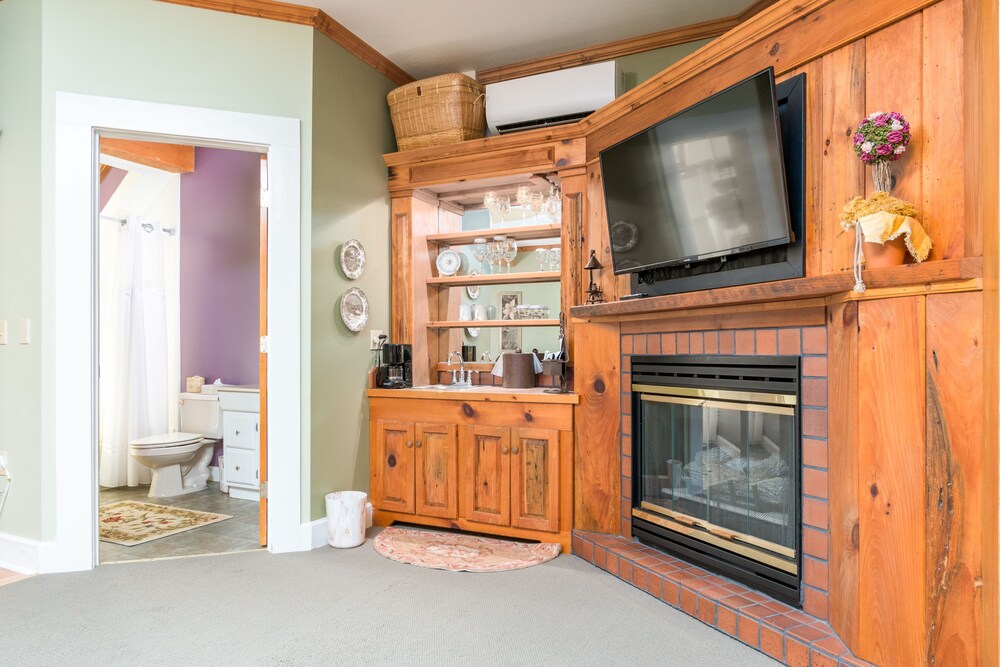 Highland Lake Inn & Resort - Flat Rock