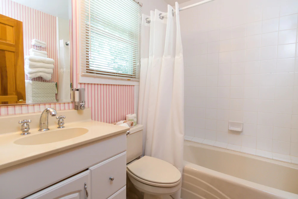 Highland Lake Inn & Resort - Flat Rock