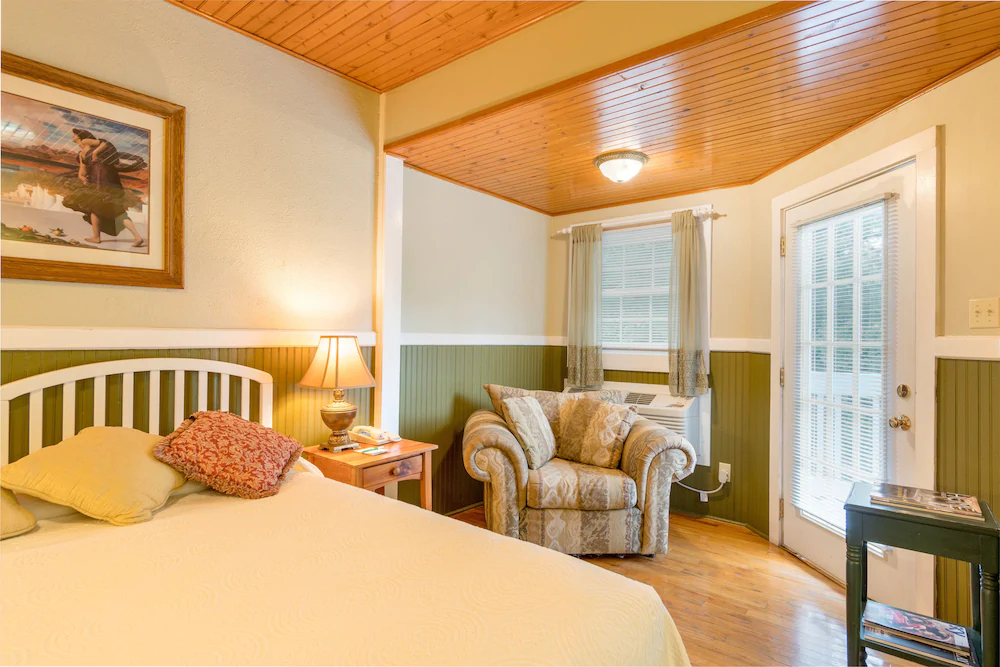 Highland Lake Inn & Resort - Flat Rock