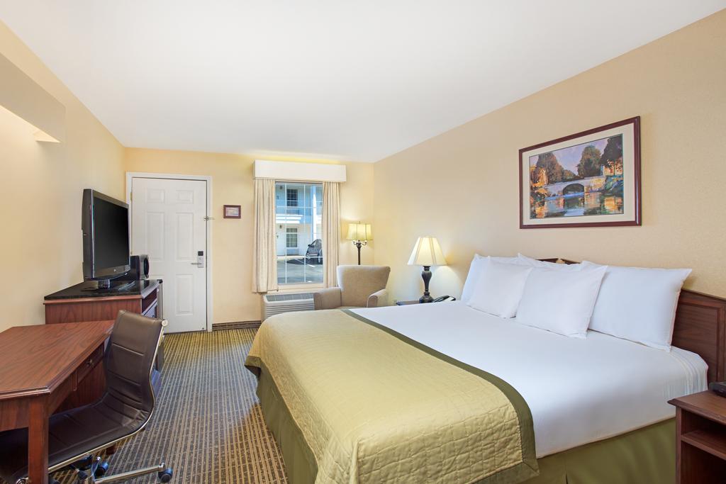 Baymont by Wyndham Forest City