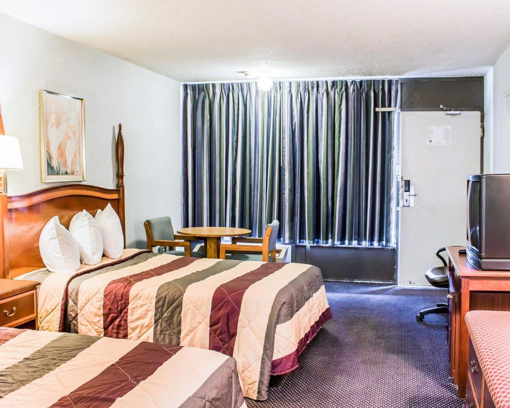 Econo Lodge & Suites