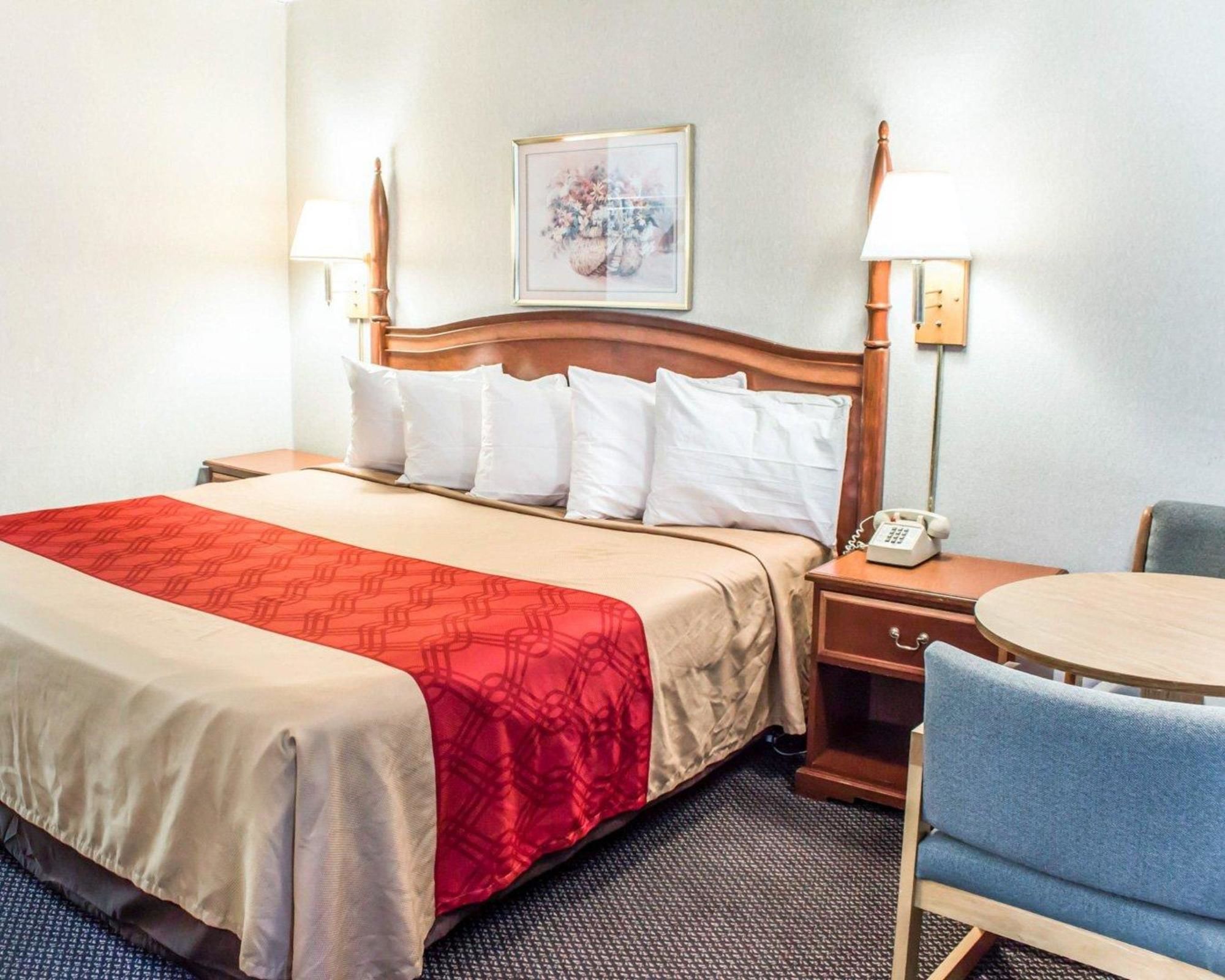 Econo Lodge & Suites