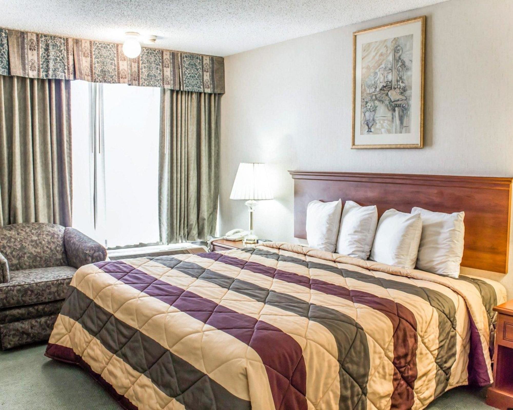 Econo Lodge & Suites