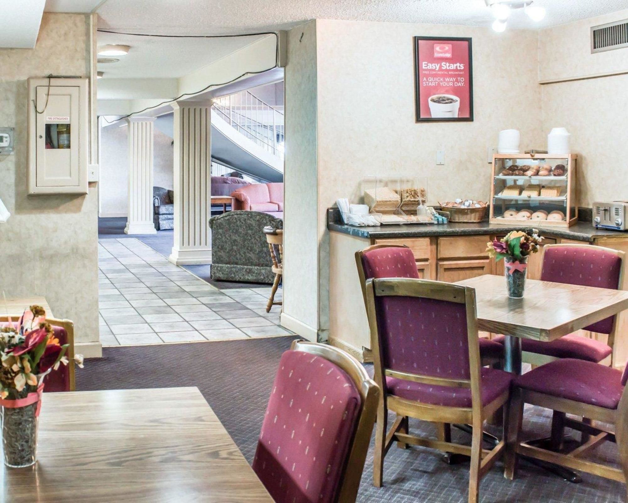 Econo Lodge & Suites