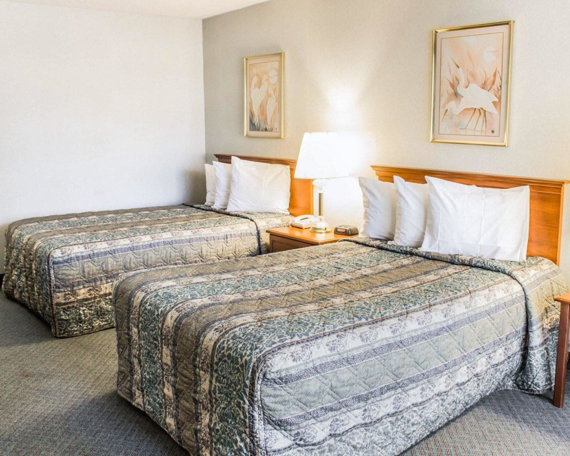 Econo Lodge & Suites