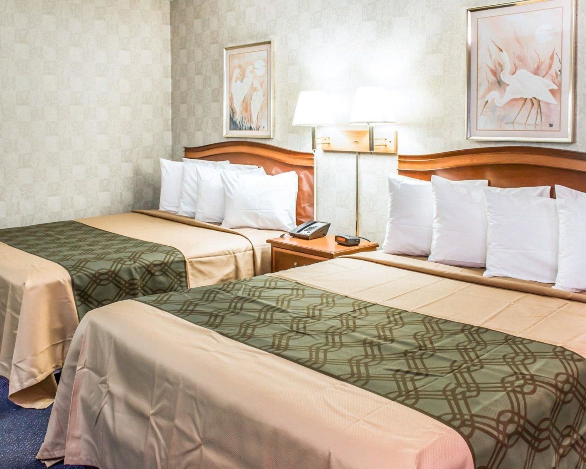 Econo Lodge & Suites