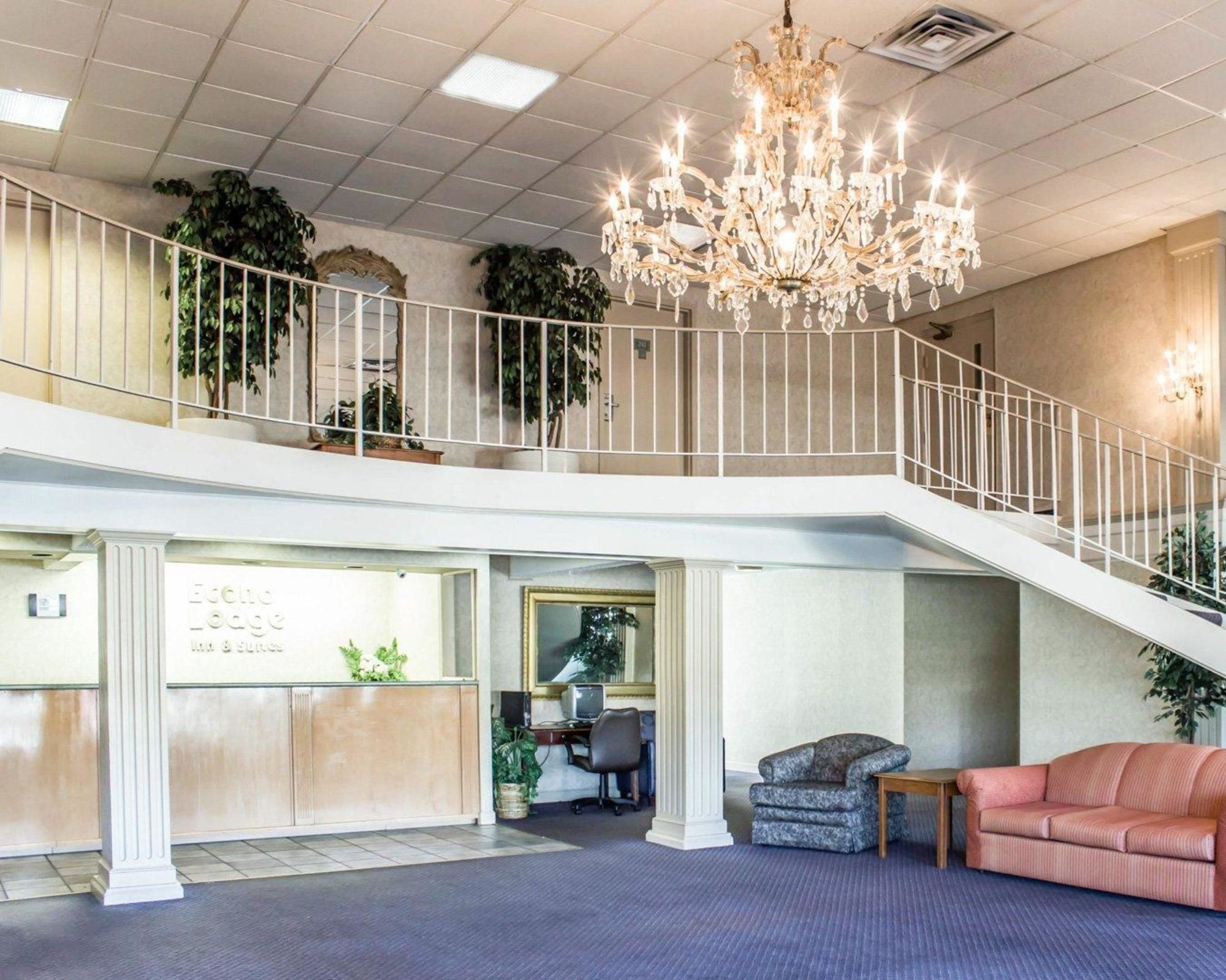 Econo Lodge & Suites