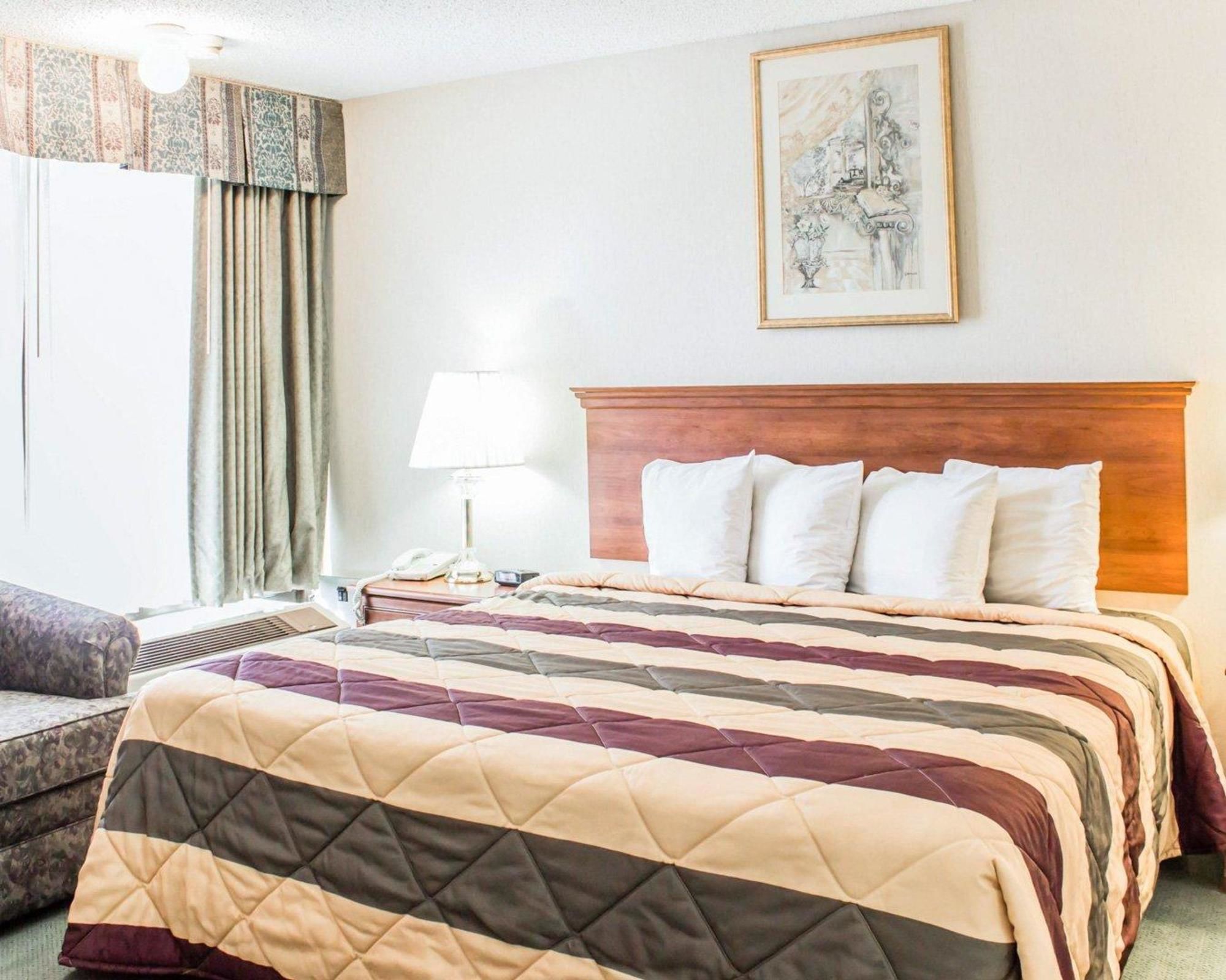 Econo Lodge & Suites