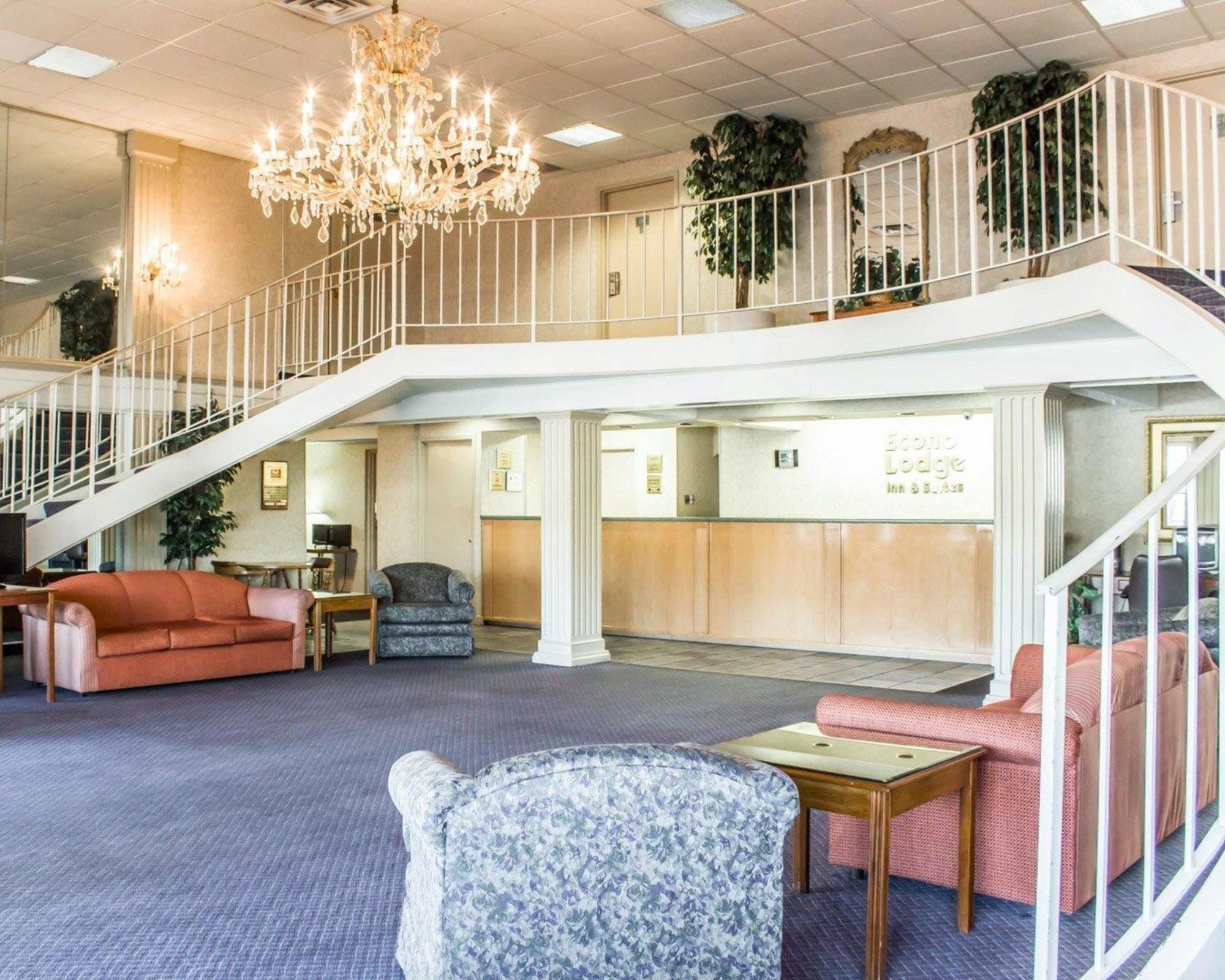 Econo Lodge & Suites