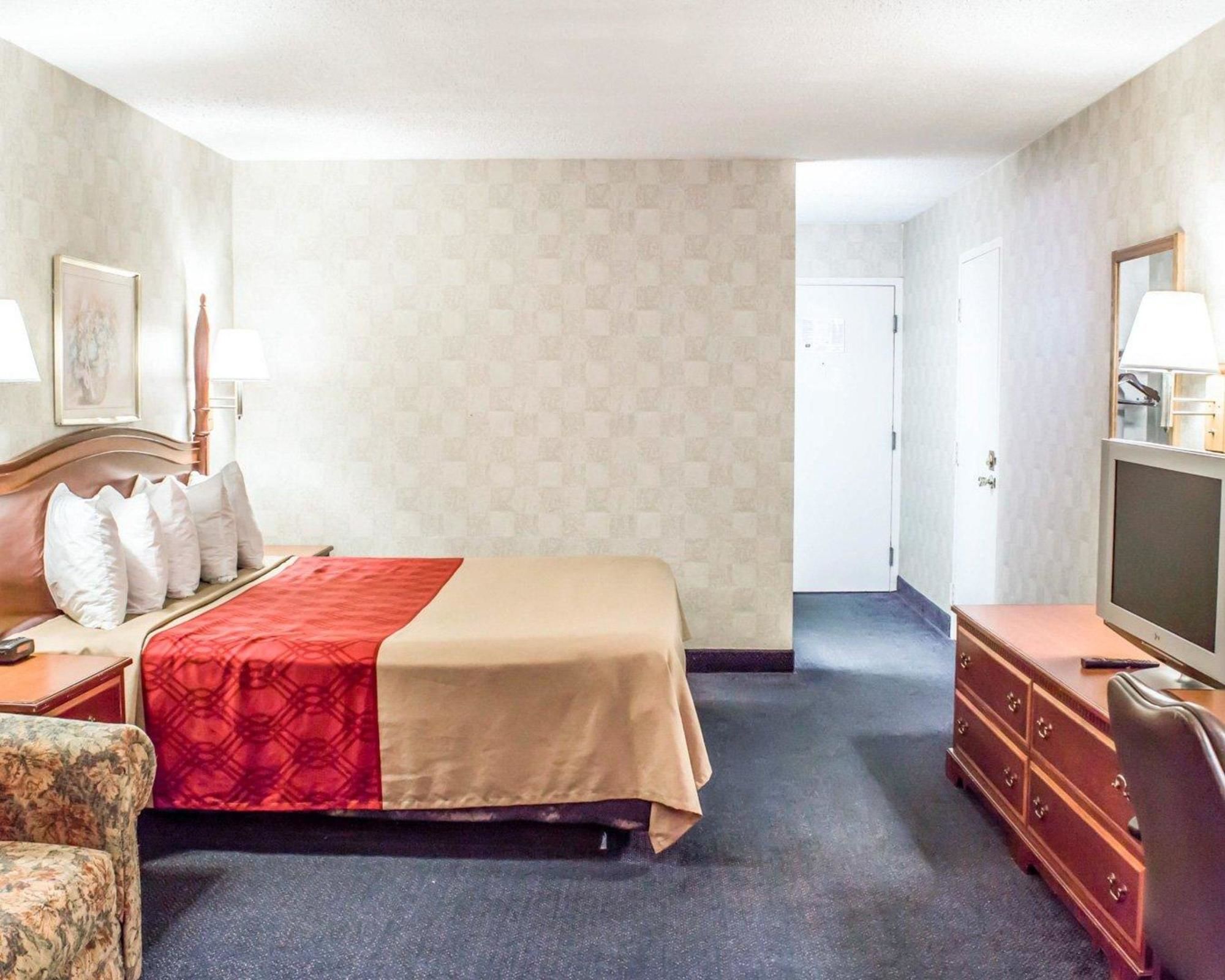 Econo Lodge & Suites