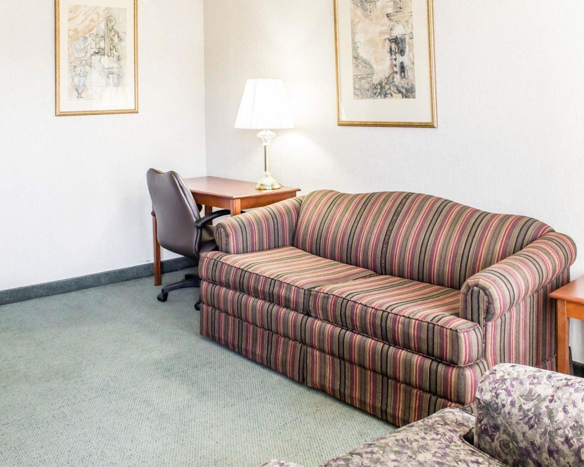 Econo Lodge & Suites