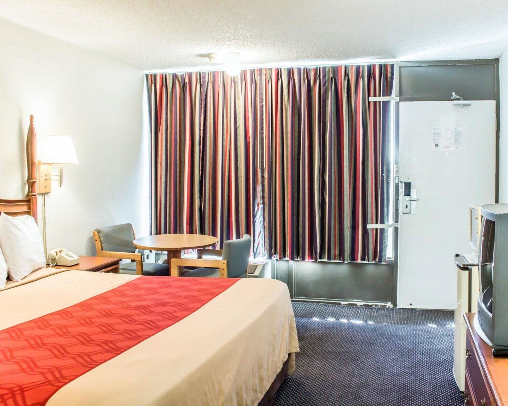 Econo Lodge & Suites