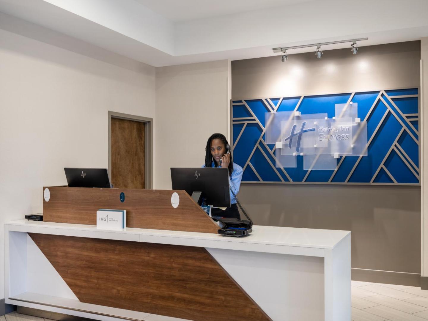 Holiday Inn Express Greensboro (I-40 @ Wendover)