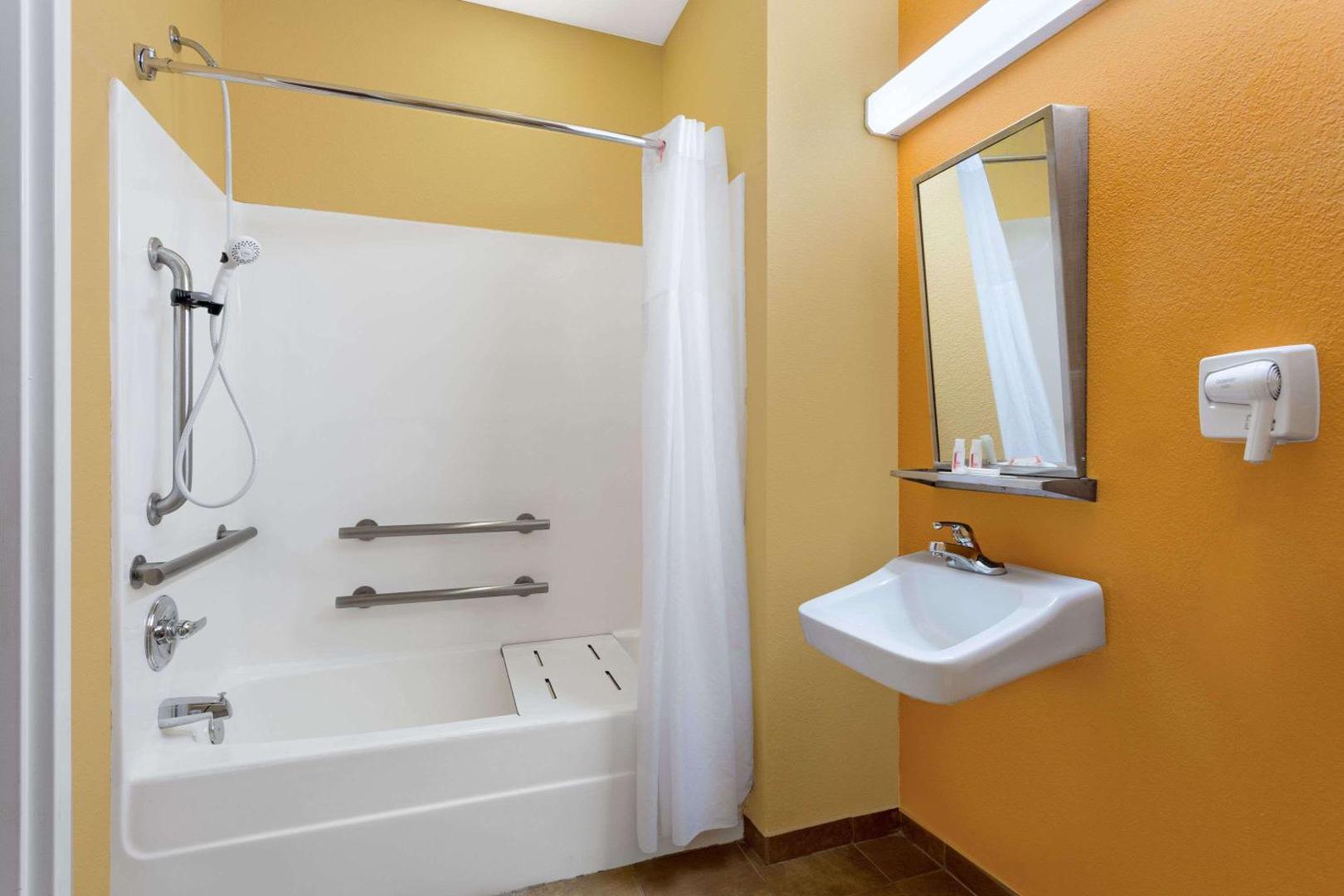 Microtel Inn & Suites by Wyndham Greenville/University Med